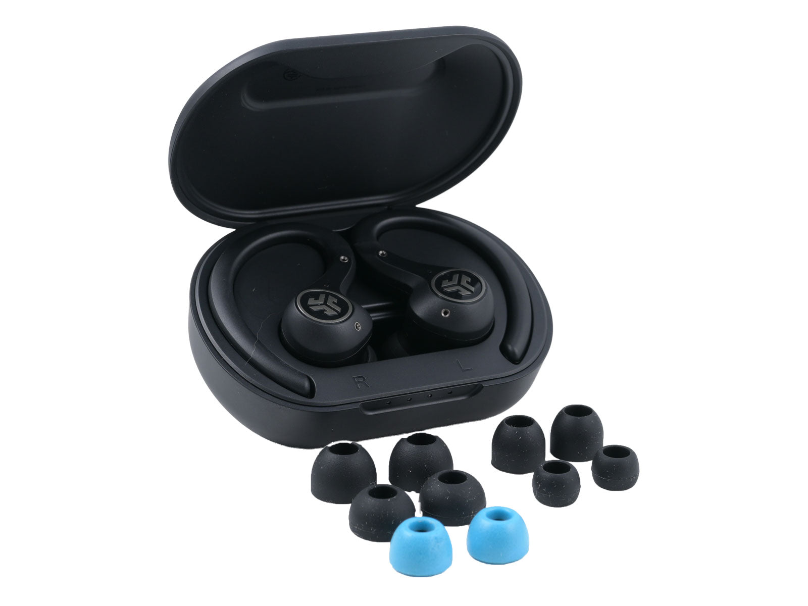 JLab Epic Air Sport ANC True Wireless Earbuds In-Ear Kopfhörer Schwarze kabellose Ohrhörer liegen in einem offenen Ladeetui, die unterschiedlichen Eartips sind davor aufgereiht.