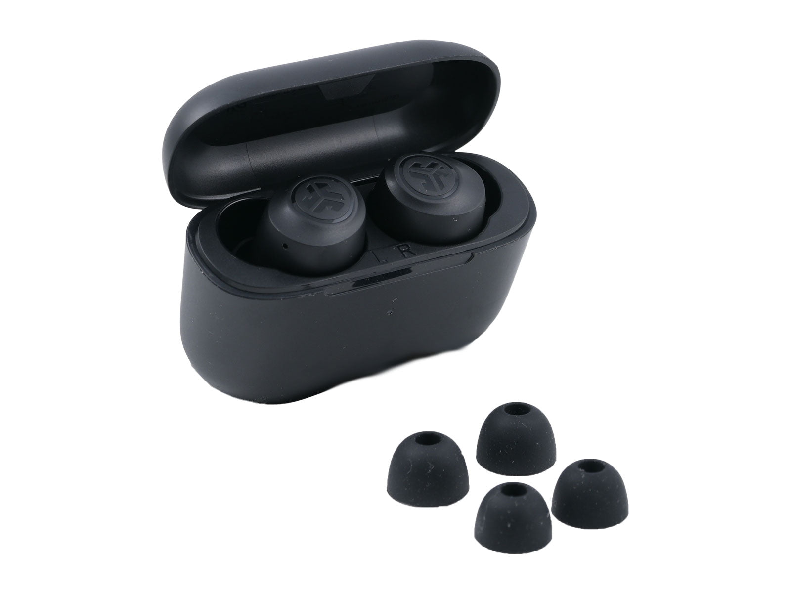 JLab GO Air POP True Wireless Earbuds In-Ear Kopfhörer Zwei schwarze Ohrhörer liegen in einem ovalen Ladeetui mit Klappdeckel. Davor sind die unterschiedlichen Eartips aufgereiht.