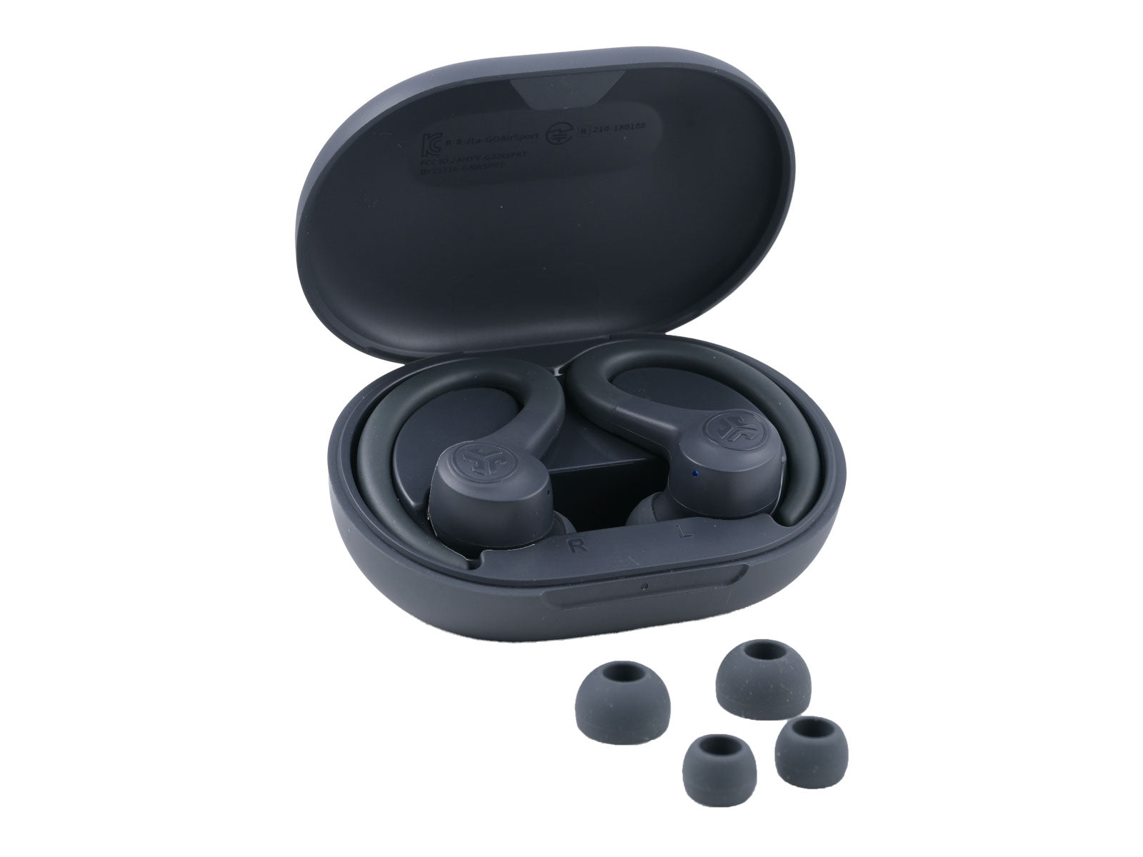JLab GO Air Sport True Wireless Earbuds In-Ear Kopfhörer Schwarze kabellose Ohrhörer liegen in einem offenen, ovalen Ladeetui. Die Ohrhörer verfügen über flexible Ohrbügel. Davor sind die unterschiedlichen Eartips aufgereiht.