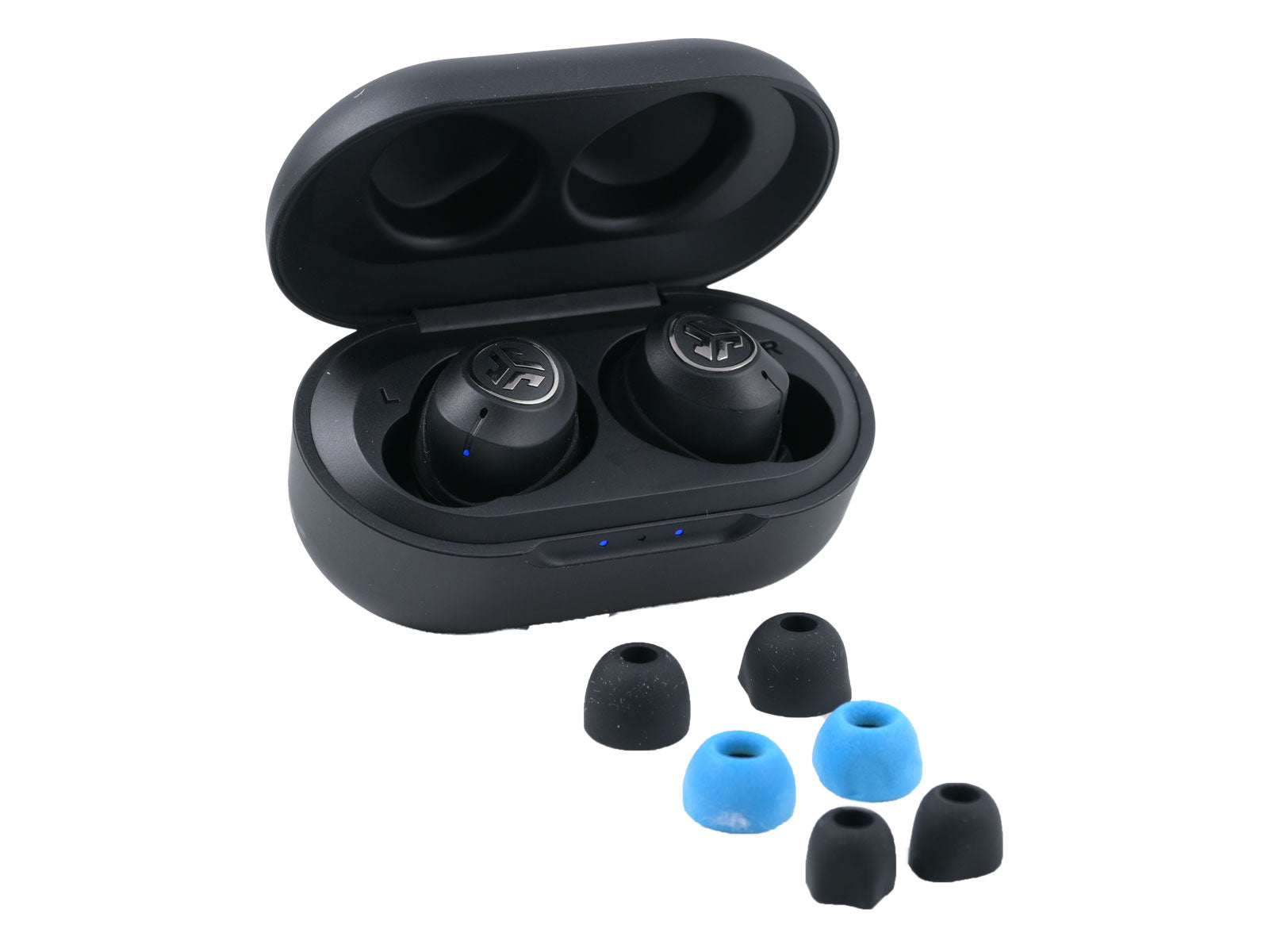 JLab JBuds Air ANC True Wireless Earbuds In-Ear Kopfhörer Ein geöffnetes Ladeetui aus einer leicht seitlichen Perspektive auf weißem Hintergrund. Die beiden Ohrhörer sind in den dafür vorgesehenen Ladeschächten eingesetzt. Das Jlab Logo ist auf jedem der beiden Ohrenhörer in silber sichtbar. Am Ladeetui leuchten die zwei äußeren von den drei blauen LED Lämpchen. Vorne sind die unterschiedlichen Eartips aufgereiht.