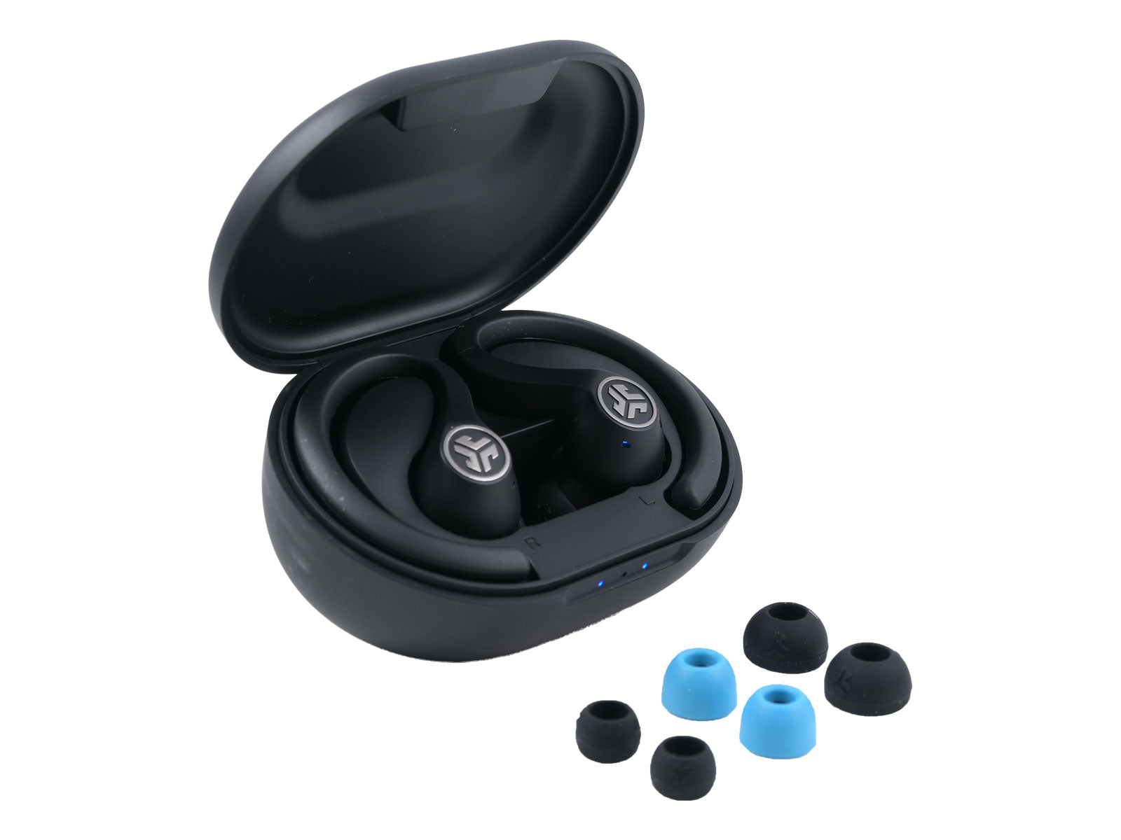 JLab JBuds Air Sport True Wireless Earbuds In-Ear Kopfhörer Schwarze kabellose Ohrhörer liegen in einem offenen Ladeetui. Auf der Vorderseite des Gehäuses sind kleine LED-Anzeigen sichtbar. Vor dem Etui reihen sich die unterschiedlichen Eartips auf.
