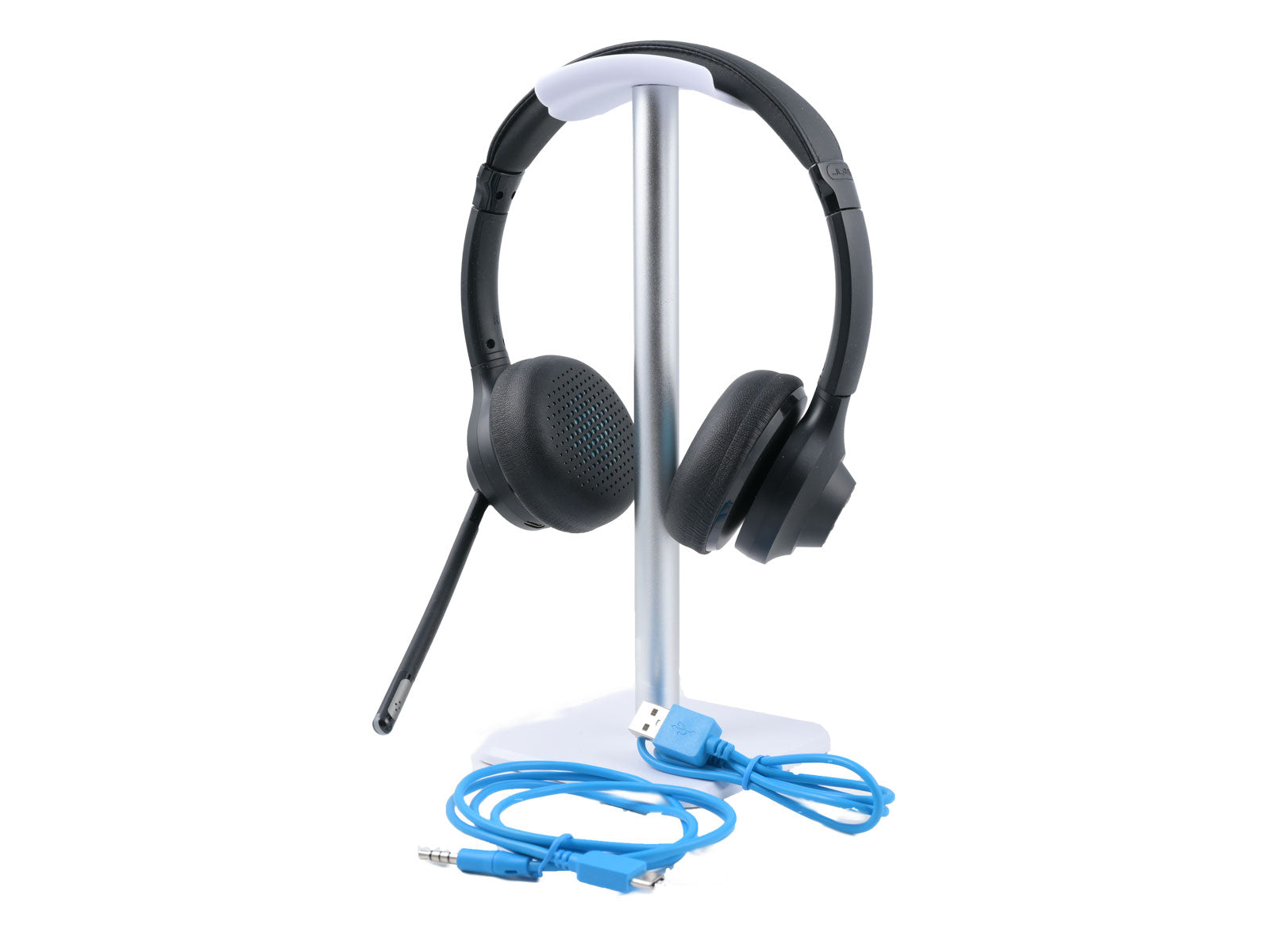 JLab Go Work Wireless & Wired On-Ear Headset Schwarzer Over-Ear-Kopfhörer mit integriertem Mikrofonarm, aufrecht auf einem Ständer vor weißem Hintergrund positioniert. Darunter sind die blauen Zubehörkabel positioniert.