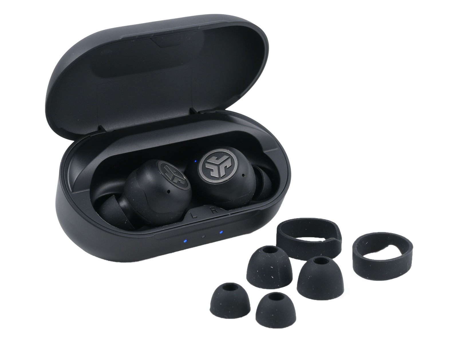 JLab JBuds Air Pro True Wireless Earbuds In-Ear Kopfhörer Auf weißem Hintergrund ist ein schwarzes, längliches JLab-Ladeetui geöffnet gesehen in dem sich die Kopfhörer befinden. Davor sind die unterschiedlichen Eartips aufgereiht.
