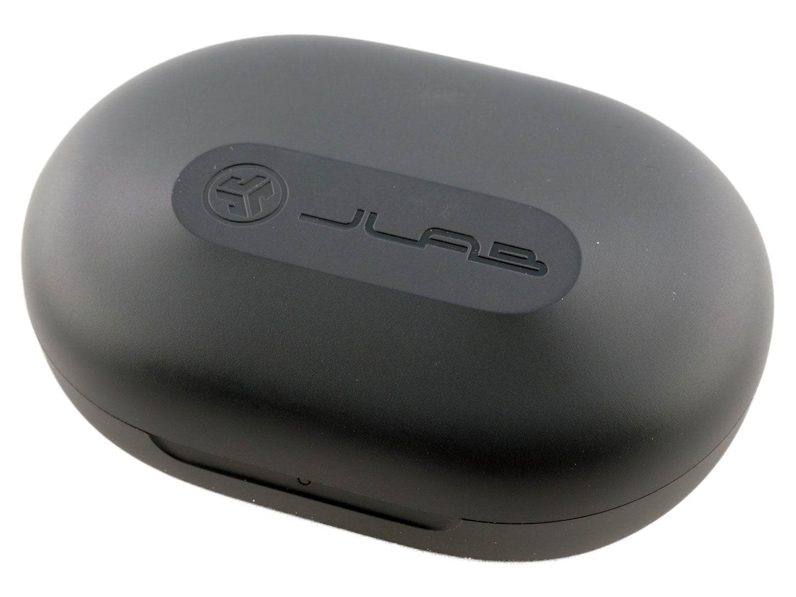 JLab GO Air Sport True Wireless Earbuds In-Ear Kopfhörer Eine schwarze, ovale JLab-Ohrhörerhülle mit eingraviertem JLab-Logo und Text auf der Oberseite vor einem weißen Hintergrund.