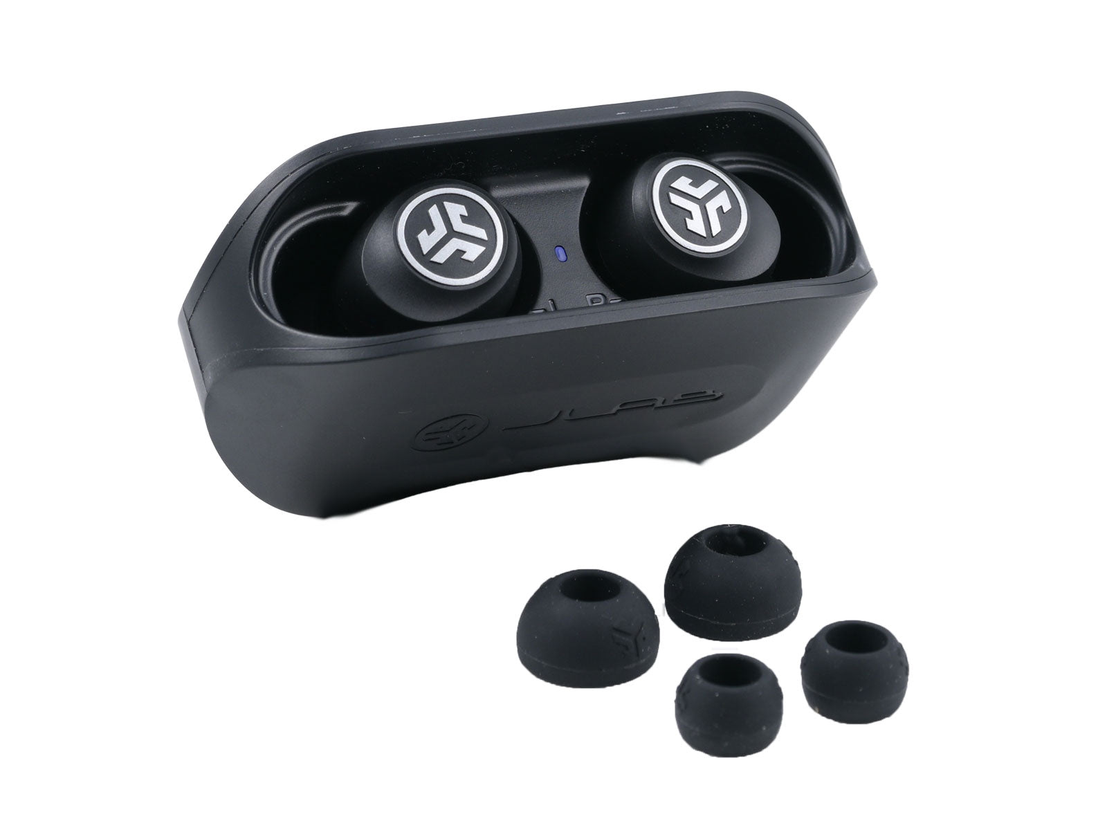 JLab Go Air True Wireless Earbuds In-Ear Kopfhörer Schwarze kabellose Ohrhörer liegen in einem passenden Ladeetui. Davor sind die unterschiedlichen Eartips aufgereiht.