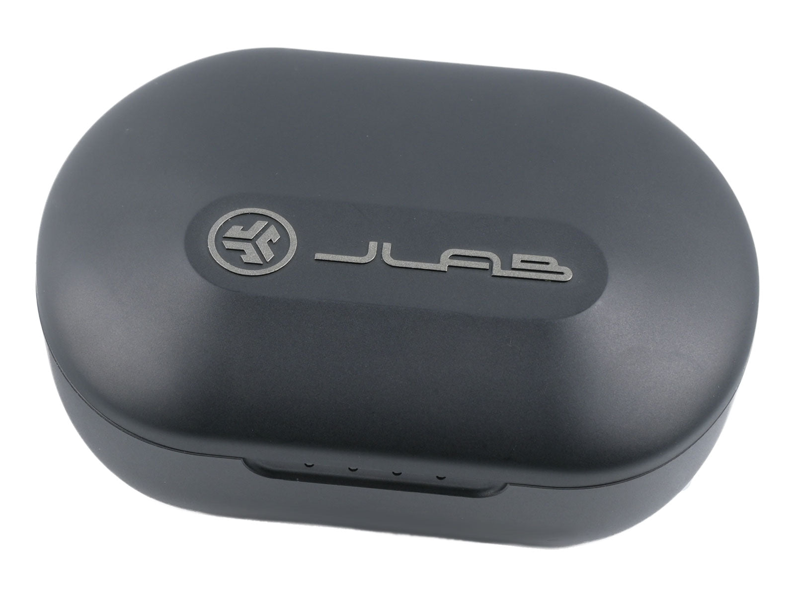 JLab Epic Air Sport ANC True Wireless Earbuds In-Ear Kopfhörer Ein schwarzes, ovales Etui mit metallischem „JLab“-Logo oben, zur Aufbewahrung von Ohrhörern. Das Gehäuse ist geschlossen und liegt auf einer weißen Oberfläche.