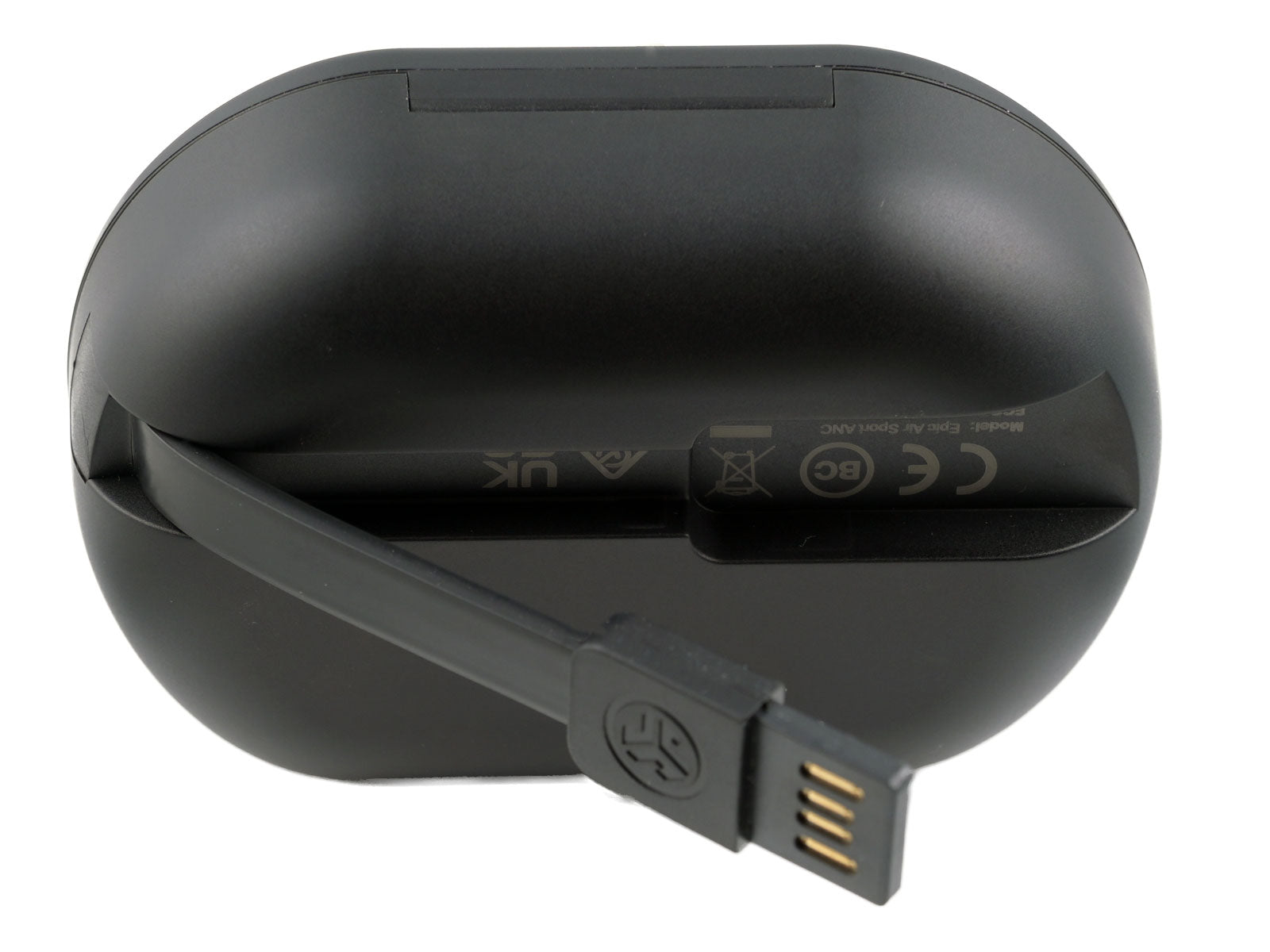JLab Epic Air Sport ANC True Wireless Earbuds In-Ear Kopfhörer Ein schwarzes Ladeetui für kabellose Ohrhörer mit integriertem USB-Ladekabel, gebrauchsfertig und steht vor einem schlichten weißen Hintergrund. In der Vertiefunf für das Ladekabel sind technische Detais abgebildet.