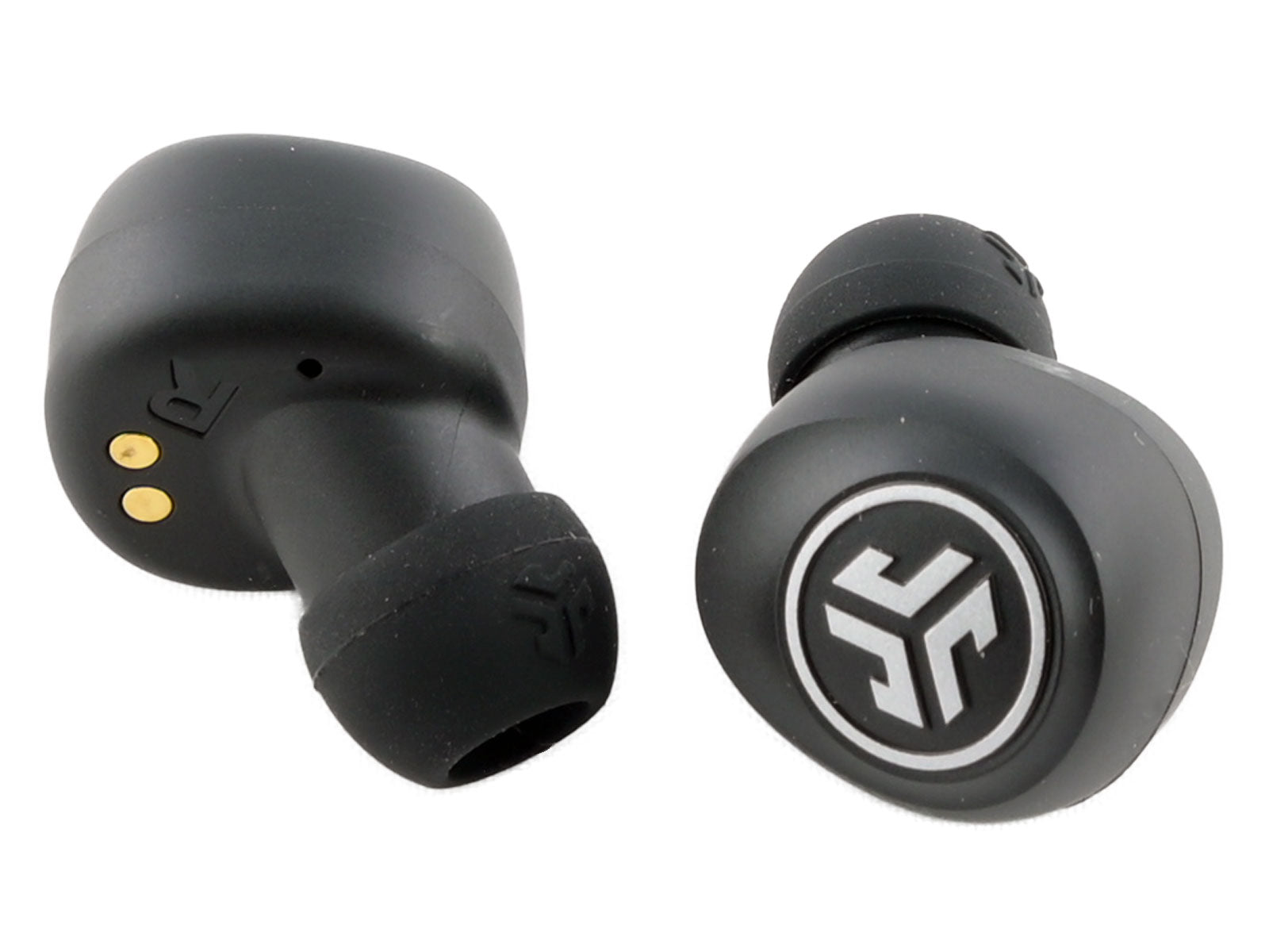 JLab Go Air True Wireless Earbuds In-Ear Kopfhörer Auf weißem Hintergrund sind zwei kabellose schwarze Ohrhörer mit einem Logo in Form von „JL“ in Kreisen abgebildet. An einem Ohrhörer sind goldene Ladekontakte sichtbar.