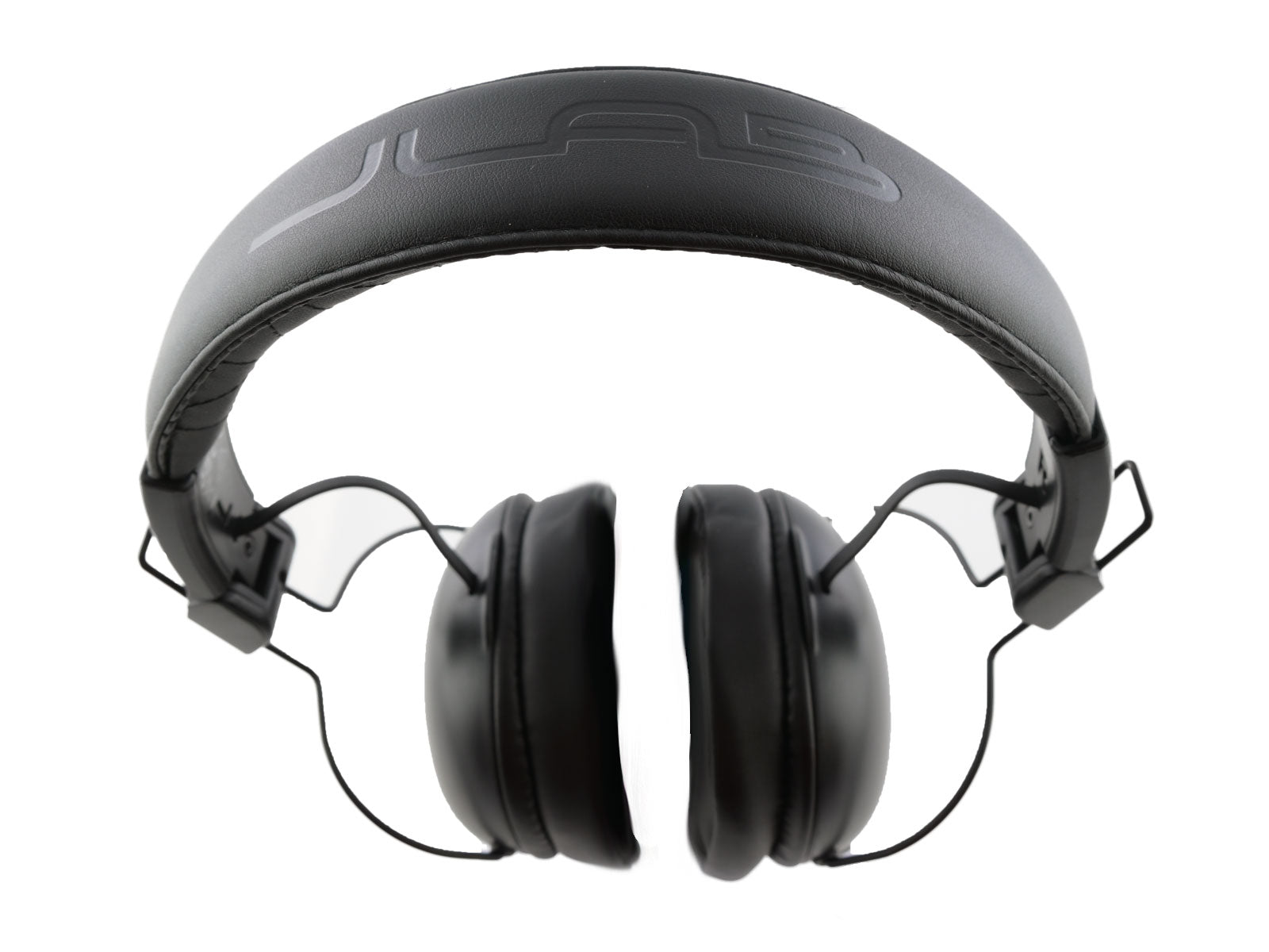 JLab Studio Pro Wireless Over-Ear Kopfhörer Schwarzer Over-Ear-Kopfhörer aufgestellt auf weißem Hintergrund. Deutlich zu sehen ist der "JLab" Schriftzug auf dem gepolsterten verstellbaren Kopfbügel.