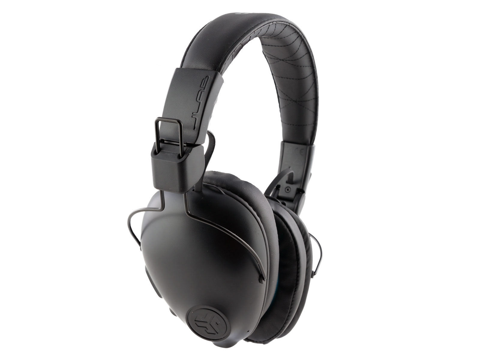 JLab Studio Pro Wireless Over-Ear Kopfhörer Schwarzer Over-Ear-Kopfhörer mit gepolsterten Ohrmuscheln und verstellbarem Kopfbügel mit JLab-Logo. In der Nähe der Ohrmuscheln sind die Buchstaben „L“ (links) und „R“ (rechts) markiert. Vor einem weißen Hintergrund gesehen.