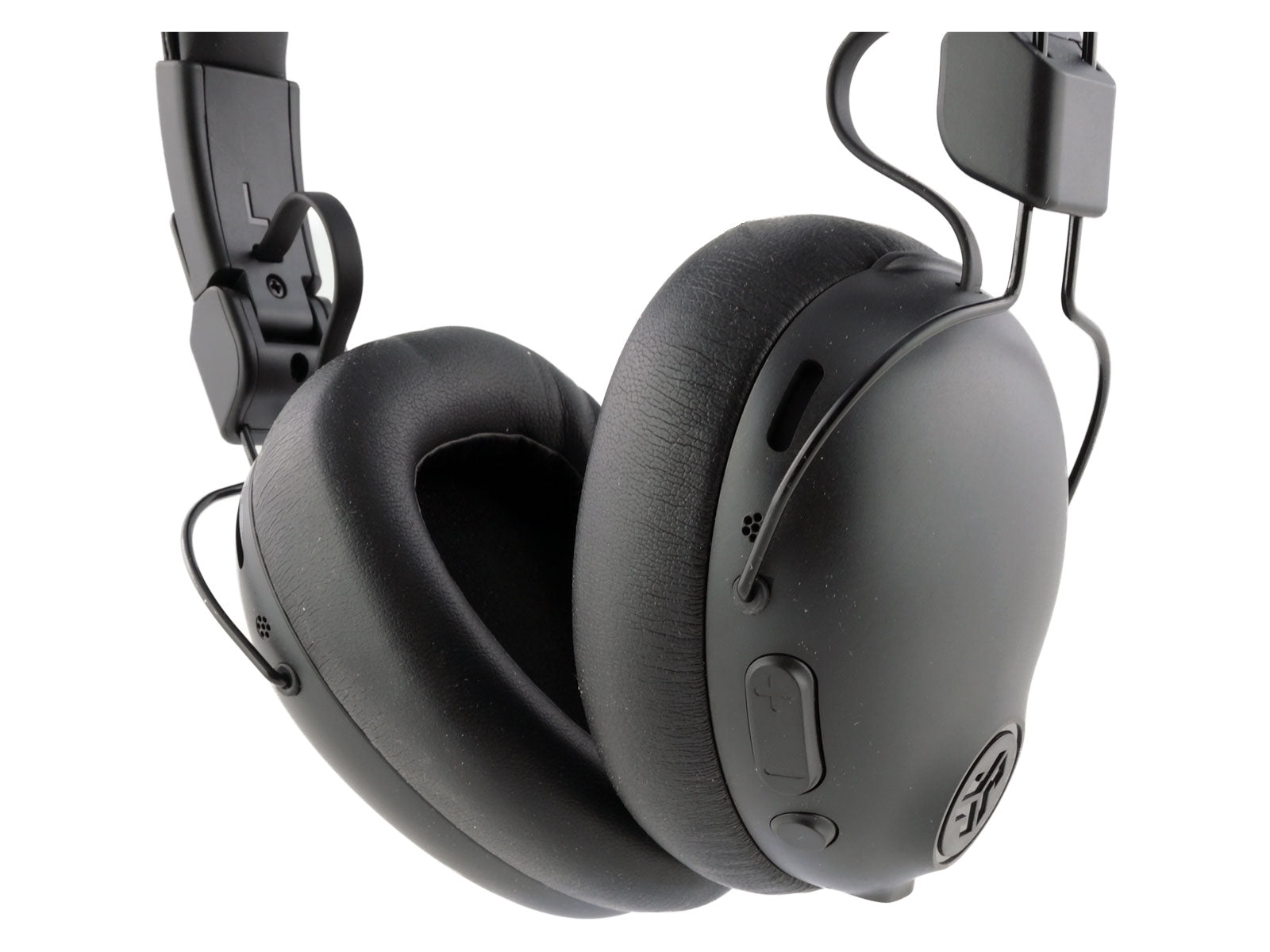 JLab Studio Pro ANC Wireless Over-Ear Kopfhörer schwarzer Over-Ear-Kopfhörer, von vorne gesehen, mit gepolsterten Ohrpolstern und dickem Kopfbügel, deutlich sichtbaren Funktionstasten vor einem schlichten weißen Hintergrund.