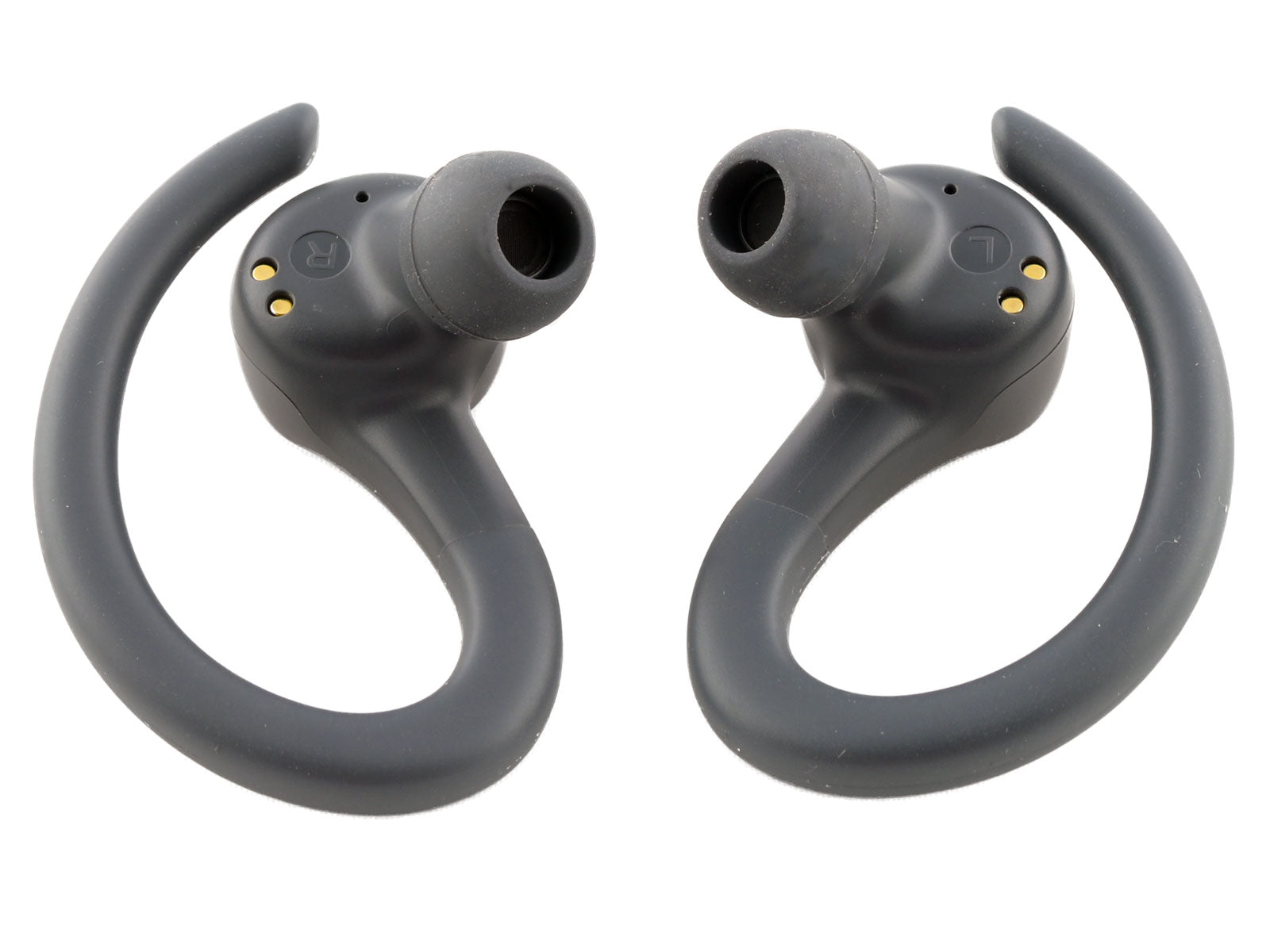 JLab GO Air Sport True Wireless Earbuds In-Ear Kopfhörer Vor einem weißen Hintergrund liegen schwarze, kabellose Ohrhörer mit ergonomischen Bügeln einander gegenüber, beschriftet mit „L“ bzw. „R“. Die Ohrhörer verfügen über kleine metallische Anschlüsse zum Aufladen.